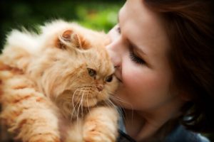 Pige kysser kat