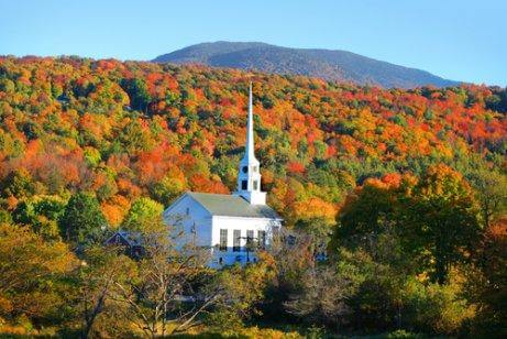 Udsigt over New England, skov og kirke om efteråret. et godt sted for Kæledyrsvenlige ferier