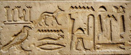 Hunde på skrifter fra oldtidens civilisationer.