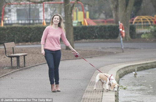 Kvinde går tur med hund