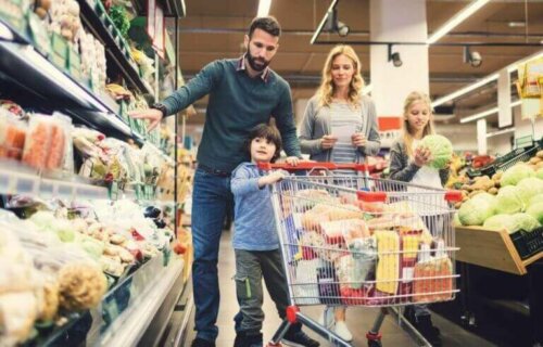 Familie på indkøb sammen ønsker at undgå en fødevaresikkerhedskrise