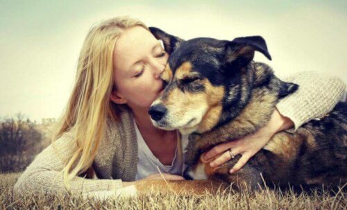 Kvinde krammer hund som tak for alt det, hunde gør betingelsesløst