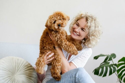 Smilende kvinde med hund
