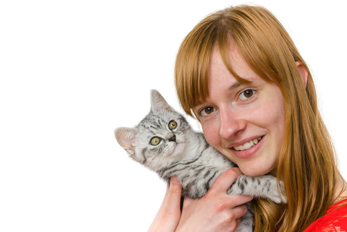 une femme avec un chaton dans les bras