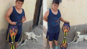 Un enfant vend son skate pour aider un chien errant