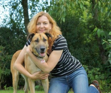 Une hôtesse de l’air allemande adopte un chien errant à Buenos Aires