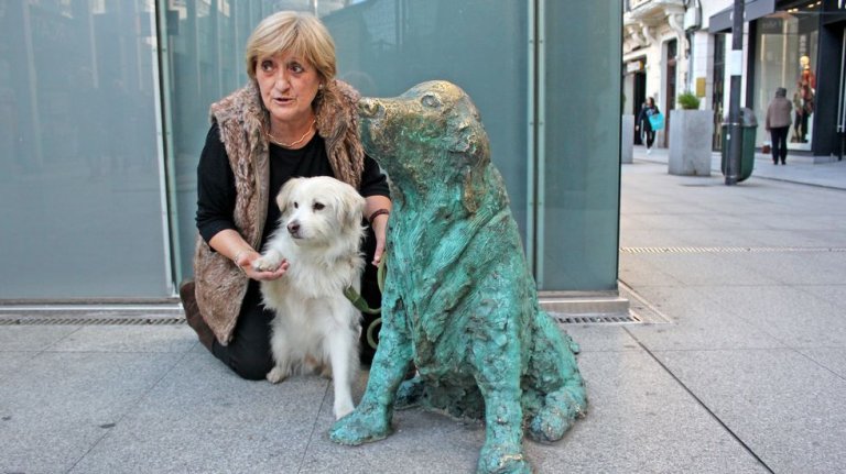 La maîtresse de Ney, son nouveau chien et la statue en bronze de Ney