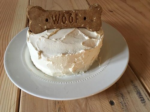 Un gâteau pour chien avec un biscuit en forme d'os