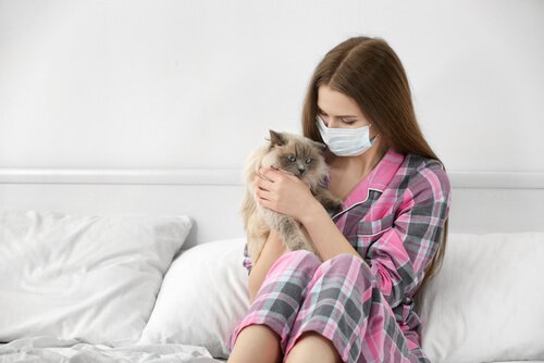 femme allergique aux chats qui porte un masque