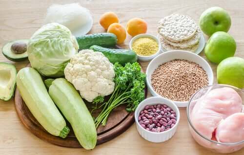 L'alimentation hypoallergénique consiste en des aliments sains frais et secs, des légumes et des céréales