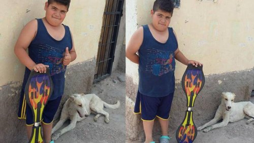 En gutt selger rullebrettet sitt for å kjøpe medisiner til en løshund