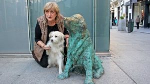 En statue er satt opp i Galicia for å hedre forlatte hunder