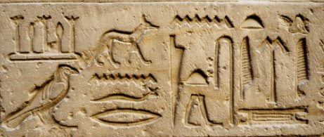 Gamle hieroglyfer av hunder