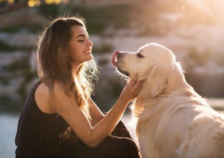 En kvinne som viser hvor viktig det er å snakke med hunden din