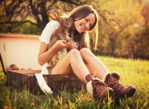Adoptere et kjæledyr eller ikke er ikke noe spørsmål for denne jenta som har en kanin