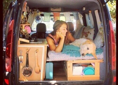 Marina og Odie ligger inne i varebilen sin