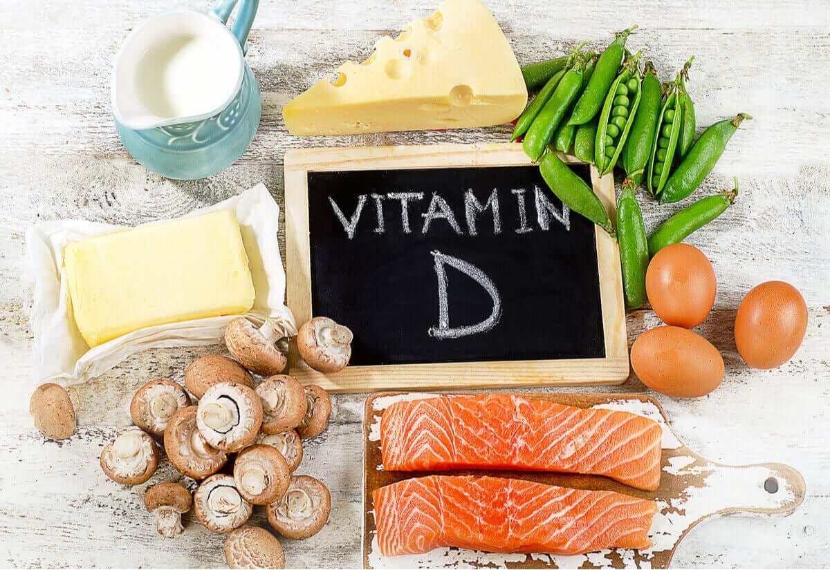 En rekke vitamin D-kilder rundt en liten tavle som sier "vitamin D"