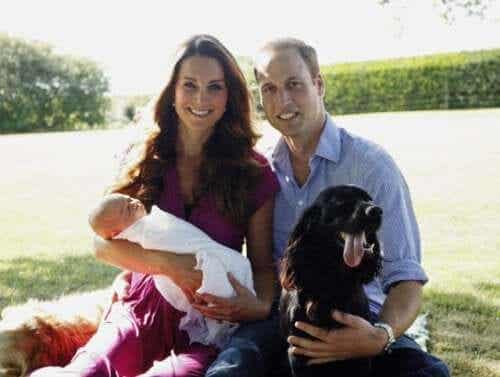 Prins William og Kate med hunden og babyen