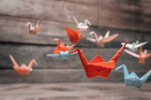 Hva symboliserer origami-traner?
