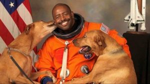 De astronaut die een foto met zijn honden wilde nemen
