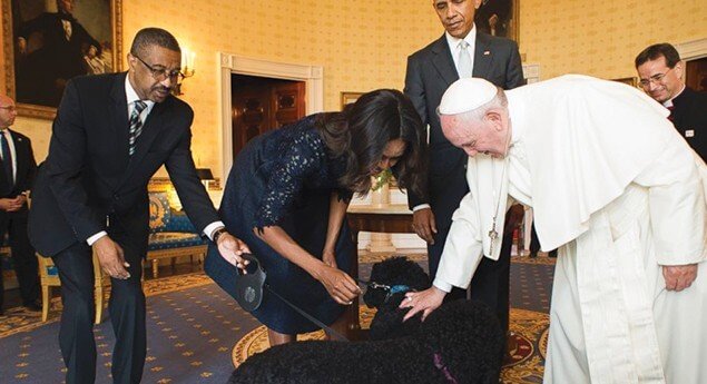 Paus Franciscus en honden en Obama in de Oval Office.