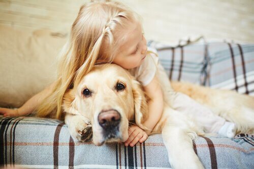klein meisje ligt op haar hond