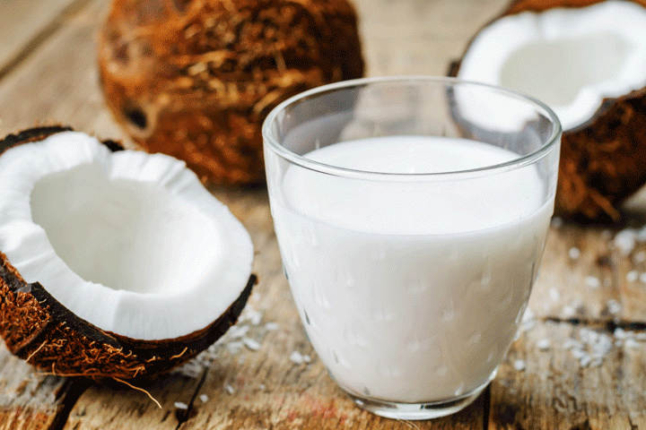 Een glas kokosmelk