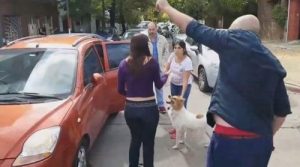 Rodzina wybuczana przez ludzi podczas próby porzucenia psa