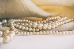 Jak ostrygi tworzą perły?