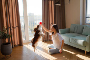 Dziewczynka bawi się z psem z miłością