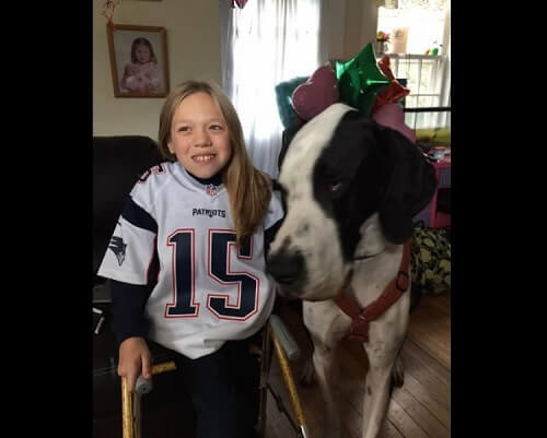 12-årig flicka kan gå igen tack vare hunden George