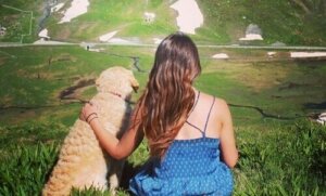 Marina och hennes hund på en kulle