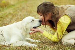 passa husdjur: kvinna gosar med hund