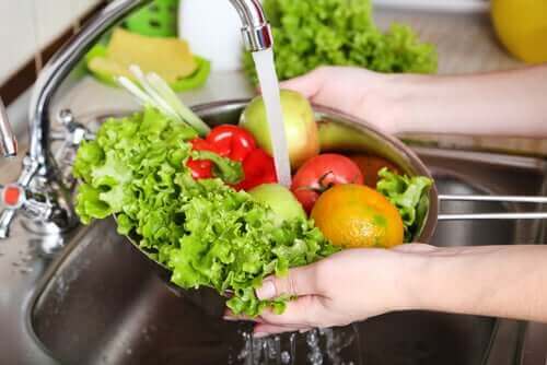 Person tvättar både frukt och grönsaker.
