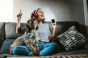 hundar att slappna av: hund och ägare lyssnar på musik