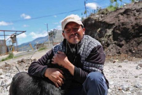 Hund og mann etter jordskjelv