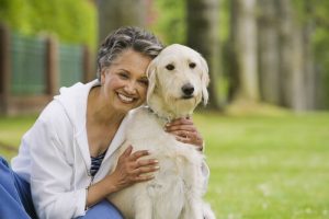 äldre person med hund