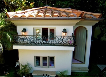 A Neoclassical dog house.