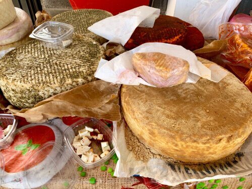 A table with some majorero cheese.