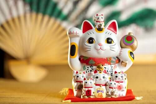 A statue of a Maneki-neko.