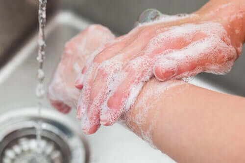 Wash your hands to prevent the spread of coronavirus.