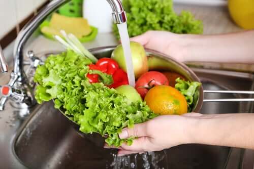 How to wash fruits and vegetables.