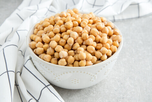 A bowl of garbanzo beans.