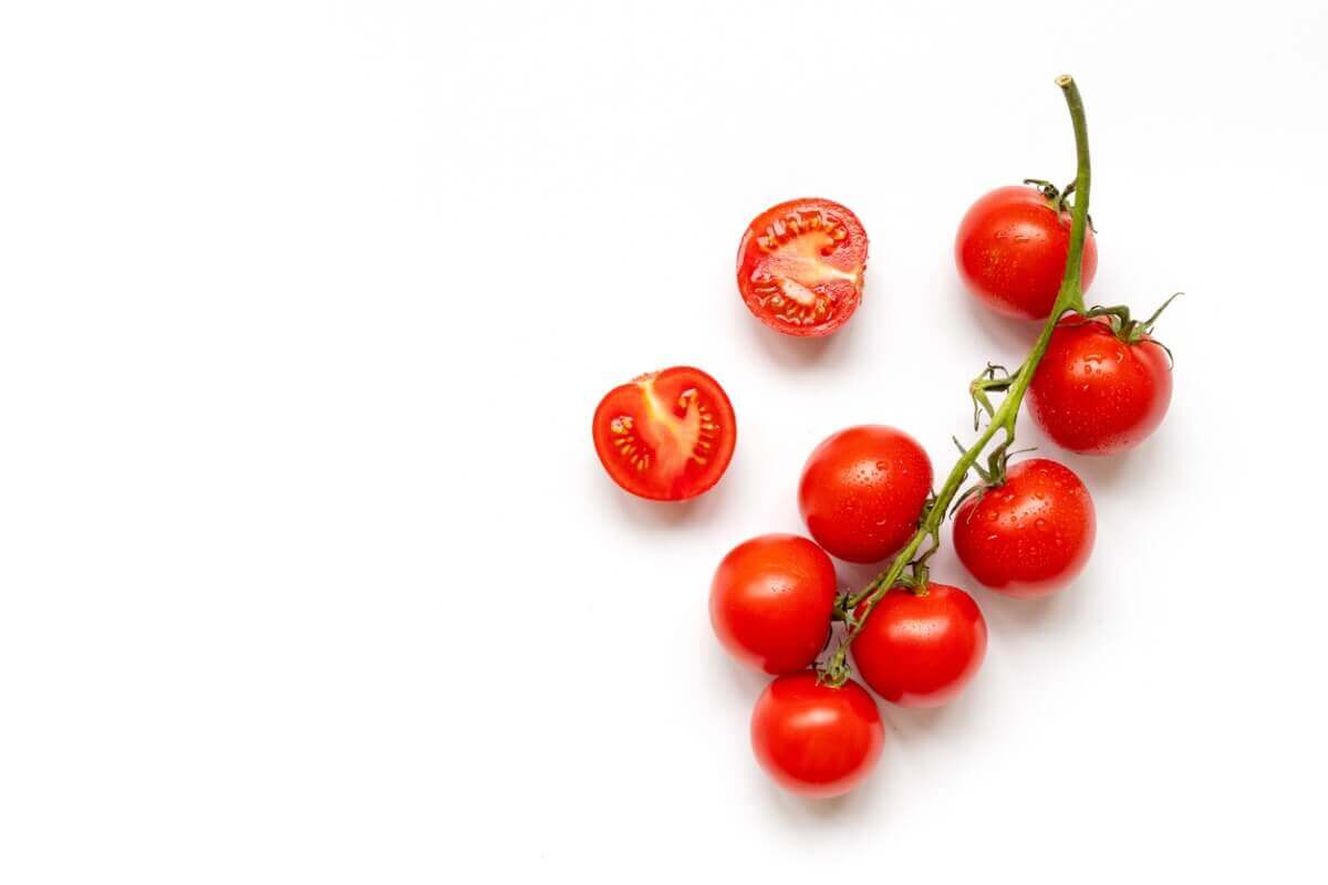 Papukaijat voivat syödä tomaatteja tietyin ehdoin.